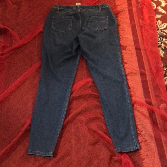 Fashionable and comfy can be dressed up or down! - Picture 4 of 4